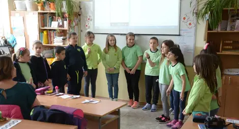 Първокласници представиха пред румънските гости драматизация на &bdquo;Трите прасенца&ldquo;.