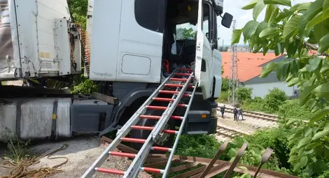 Пожарникарите сложиха стълба, за да се измъкне Ангел Димитров от кабината. 	                Снимка:Красимир СТОЯНОВ