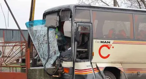 Пътнически автобус катастрофира тежко край Русе - подробности Пътнически автобус катастрофира тежко край Русе - подробности