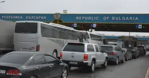 Над 16 800 автомобила и 42 000 души преминали Дунав мост по празниците