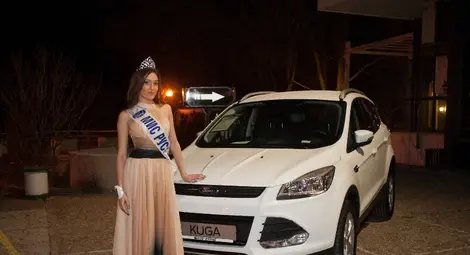 По традиция победителката в конкурса получава короната от миналагодишната й носителка. През 2016-а за най-красива и чаровна бе призната Мира Симеонова. Снимка: Архив „Утро“ По традиция победителката в конкурса получава короната от миналагодишната й носителка. През 2016-а за най-красива и чаровна бе призната Мира Симеонова. Снимка: Архив „Утро“