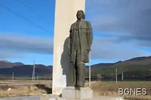 Апаши пробвали да задигнат паметника на Димитър Благоев