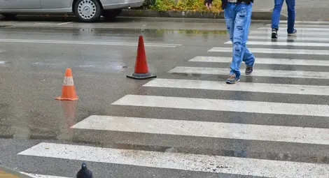 Съпрузи пометени от кола на пешеходна пътека в "Чародейка"