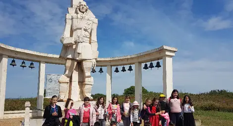 Киара Чечева, Йоана Йорданова, Илвина Николаева и Виктория Василева от училище "Възраждане" се включиха в "Иновации в действие"