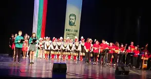 Директор честити патронния празник на училището си с... поздравителен адрес