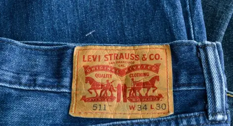 Купчина забравени медни нитове изстрелва на върха най-популярните панталони в света