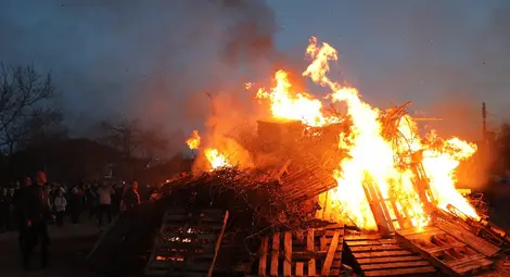 Кметът Димо Тонев и негови приятели успяха да възстановят празничната клада.