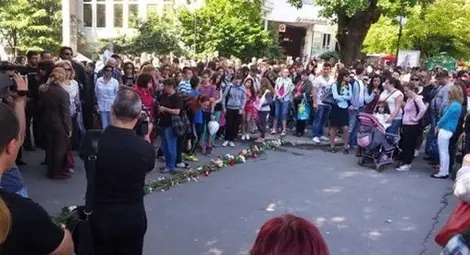 Оградиха лобното място на Паоло с цветя Оградиха лобното място на Паоло с цветя