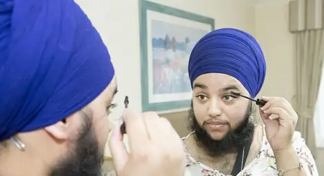 Потрес: Млада учителка горда с брадата си /галерия/