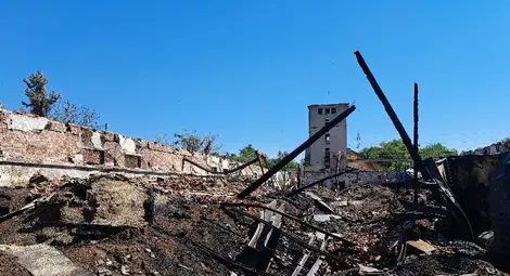 Екоинспекцията нареди да се овладее тлеенето в горелия склад в бившия хлебозавод Екоинспекцията нареди да се овладее тлеенето в горелия склад в бившия хлебозавод