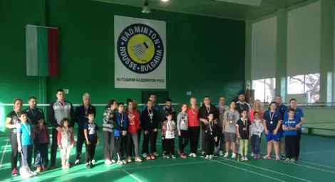 Деца и родители играха заедно бадминтон