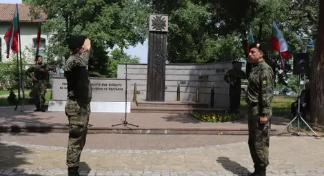 С полагане на венци и цветя пред Мемориала на загиналите във войните за национално обединение русенци почетоха паметта на Ботев и падналите за свободата на България С полагане на венци и цветя пред Мемориала на загиналите във войните за национално обединение русенци почетоха паметта на Ботев и падналите за свободата на България