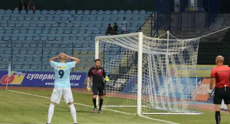 &bdquo;Етър&ldquo; заключи вратата и си тръгна с точка от Русе