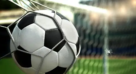 Вратарка бележи гол при разгромна победа на дамите