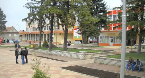 Учители от Омуртаг излизат на протест