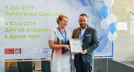 Десислава Алексиева връчва сертификата на Николай Алексиев по време на Деня на отворените врати в „Дунав прес“. Снимка: „ЧЕЗ Трейд“ Десислава Алексиева връчва сертификата на Николай Алексиев по време на Деня на отворените врати в „Дунав прес“. Снимка: „ЧЕЗ Трейд“