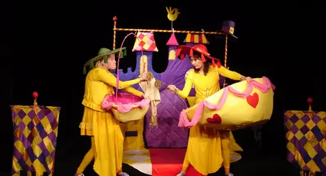 Започват коледните вълшебства в салона на Кукления театър Започват коледните вълшебства в салона на Кукления театър