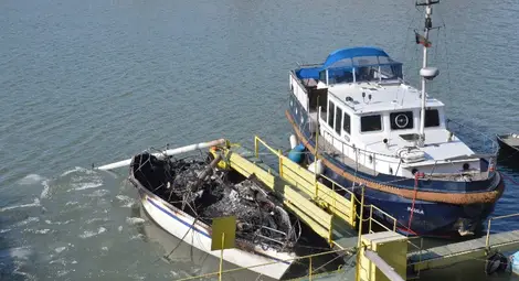 Луксозна датска яхта изгоря напълно в Яхт клуба Луксозна датска яхта изгоря напълно в Яхт клуба