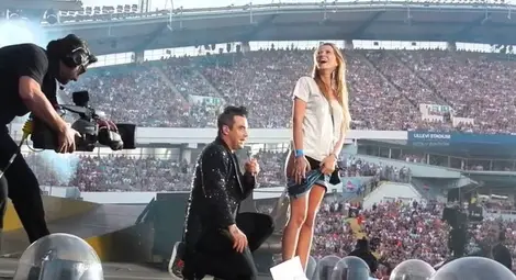 Роби Уилямс ще сбъдне мечтата на едно българско момиче