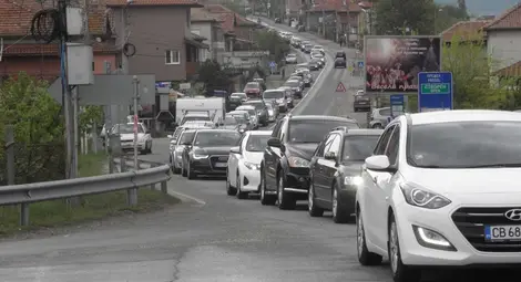 Тапи на Е-79 край Симитли, хиляди се прибират след 4-те почивни дни Тапи на Е-79 край Симитли, хиляди се прибират след 4-те почивни дни
