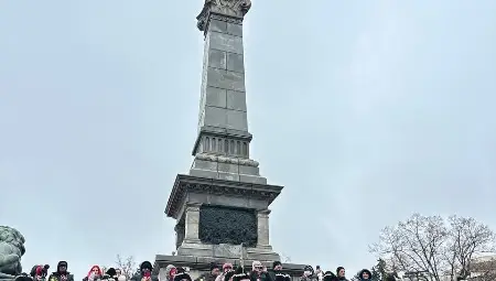 Кметът Пенчо Милков и коледарите благословиха Русе за здрава и успешна година