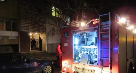 Задръстен комин в 8-етажен блок в "Чародейка" вдигна на крак три пожарни 