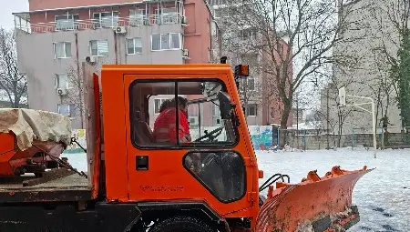 Петър Стоянов, родител на дете от русенското ОУ &bdquo;Ангел Кънчев&ldquo;, почисти и обезопаси двора на училището със собствен снегорин.