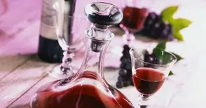 Декантер, гарафа или обикновена кана -  зависи кой каква почит отдава на виното