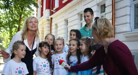 Звезди и звездички пеят и танцуват на празника на &bdquo;Сърца без граници&ldquo;