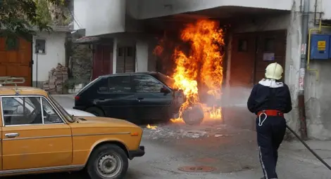 Кола потегли сама, удари се в гараж и се самозапали Кола потегли сама, удари се в гараж и се самозапали