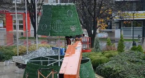 Коледната елха грейва в сряда, Лора Караджова пее на 31 декември