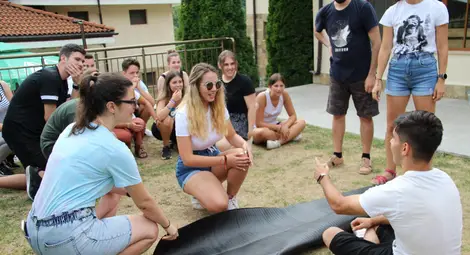 Международен младежки обмен учи младежи на европейски младежки цели чрез методите на изкуството