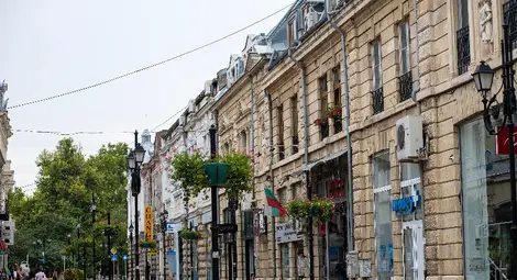 Почистване на цветните саксии по ул. &bdquo;Александровска&ldquo; променя временно маршрута на автобусна линия № 19 в Русе