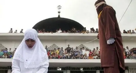 Вдовица бе групово изнасилена и публично бичувана заради афера с женен мъж