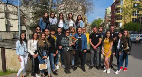 Абитуриенти поканиха на бал любимата си класна с &bdquo;Учителко, целувам ти ръка&ldquo;