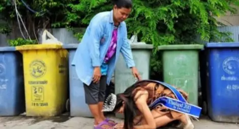 Миска коленичи пред своята майка клошарка в знак на благодарност 