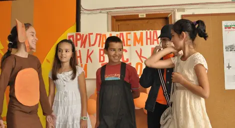 Московски учени пяха с петокласници за усмивката