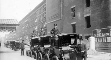 Електрически таксита през 1897 год. Снимка: mediacafe.bg