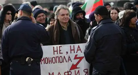 Снежни топки от протестиращи уцелиха енергийния министър Добрев