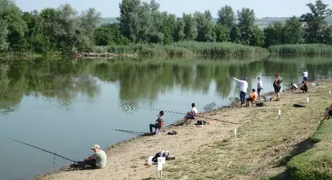 Петгодишният Митко улови 11 рибки на традиционния празник в Ценово