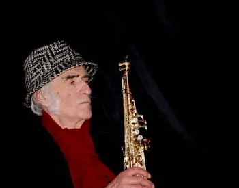 Петър Петров-Парчето с първата  звезда в Алеята на джаза в Русе