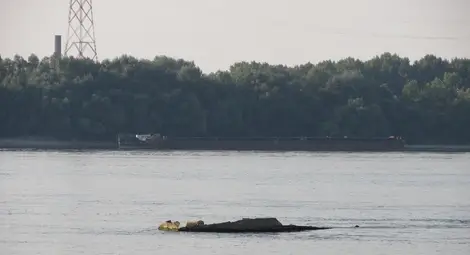 Появилият се през 2013 година кораб до остров Безименен заради ниското ниското ниво на реката. Снимка: Архив