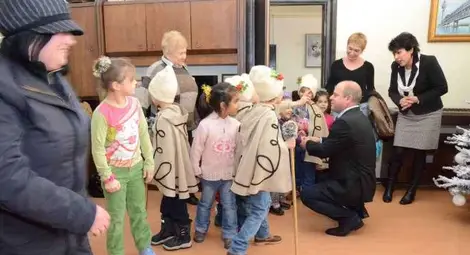 Коледарчета от "Надежда" запяха в Общината /галерия/