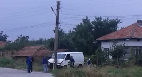 Пиян шофьор налитал на полицаи и медици след челен удар в стълб