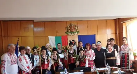 Общински съветници заседаваха пременени в народни носии