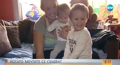 Доброволци строят къща на семейство с три деца