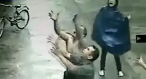 Спиращ дъха момент: Случаен минувач хвана бебе, паднало от прозорец (видео)