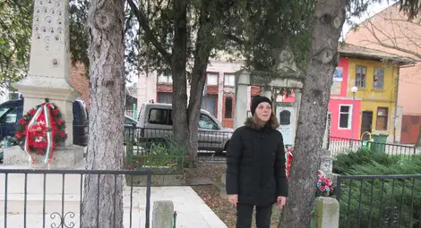 12. Д-р Марияна Георгиева рецитира покъртително Вазовото стихотворение &bdquo;Новото гробище над Сливница&ldquo;