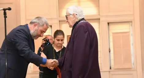 Маестро Михаил Ангелов получава отличието си.  Снимка: МК