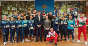 Русенски евромедалисти в бокса с грамоти от министър Глушков